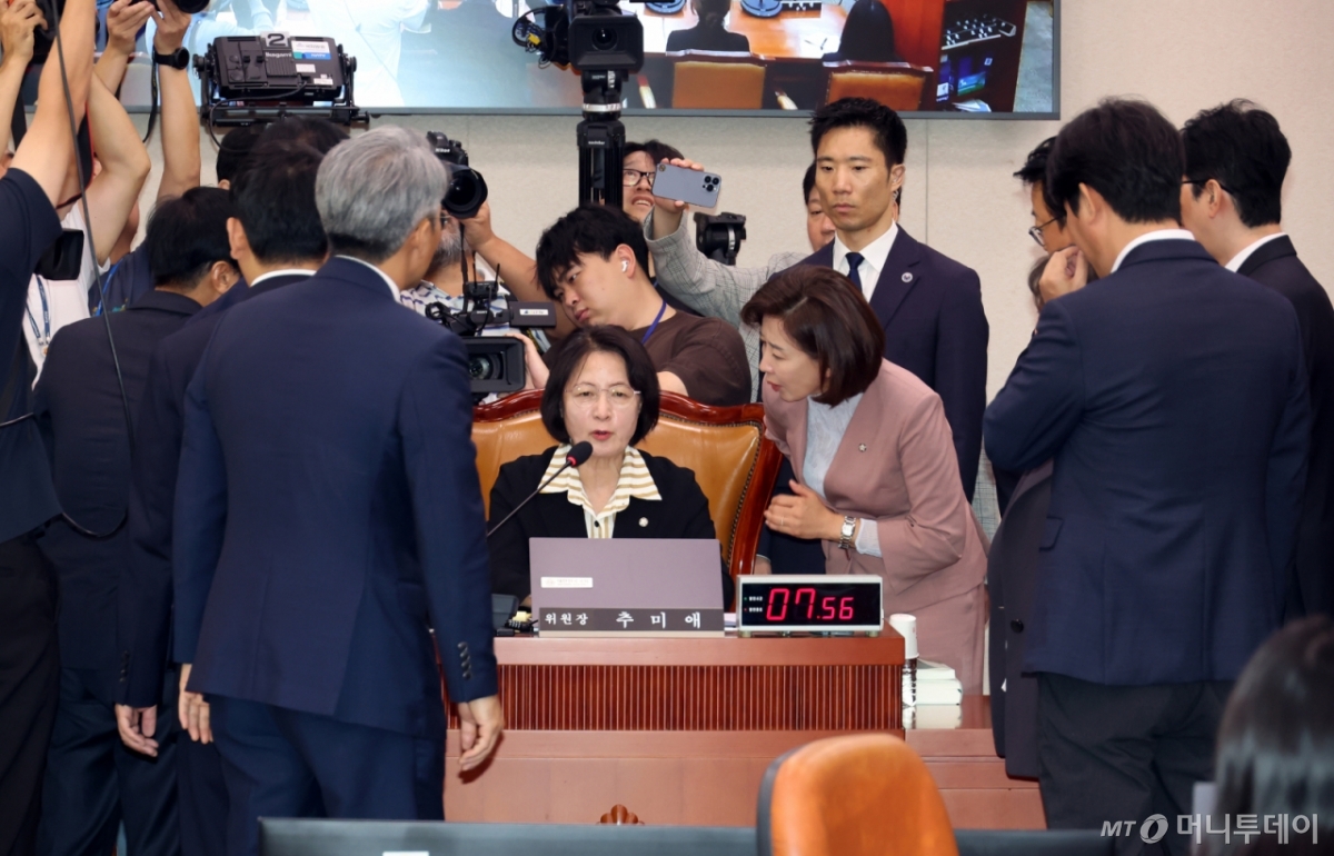 [서울=뉴시스] 고승민 기자 = 나경원 등 국민의힘 법사위원들이 22일 서울 여의도 국회에서 열린 법제사법위원회의 검찰개혁 입법청문회에서 추미애 법사위원장에게 항의하고 있다. 2025.09.22. kkssmm99@newsis.com /사진=고승민