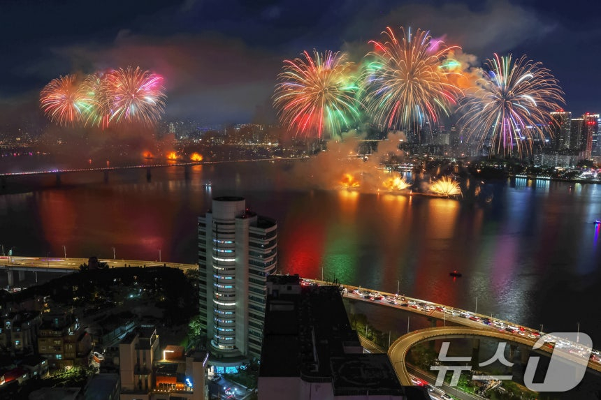 지난해 10월 5일 서울 여의도 한강공원 일대에서 열린 '2024 서울세계불꽃축제'에서 화려한 불꽃이 밤하늘을 수놓는 모습./사진=뉴스1