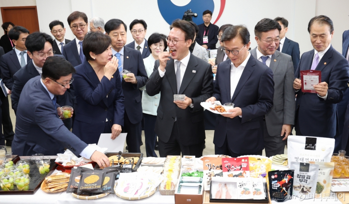 김민석 국무총리와 국무위원들이 23일 오전 서울 종로구 정부서울청사에서 열린 농수산식품 소비촉진행사에서 추석 민생선물세트 등 각종 제품을 살펴보며 시식하고 있다. /사진=뉴시스