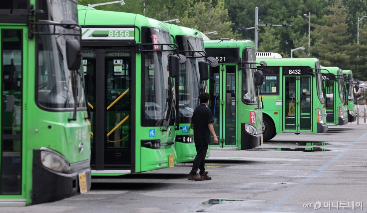 (서울=뉴스1) 김성진 기자 = 서울 마을버스 업계가 요금 인상과 환승 손실금 보전 확대를 요구하며 대중교통 환승체계에서의 이탈 가능성을 시사했다. 마을버스 사업자들은 시가 수익성 개선을 위한 조치를 취해주지 않을 경우 운행중단(파업), 환승체계 탈퇴 등 단체행동에 나서겠다는 입장이다. 22일 서울 시내 마을버스 차고지에 마을버스가 정차돼 있다. 2025.5.22/뉴스1 Copyright © 뉴스1. All rights reserved. 무단 전재 및 재배포, AI학습 이용 금지. /사진=(서울=뉴스1) 김성진 기자