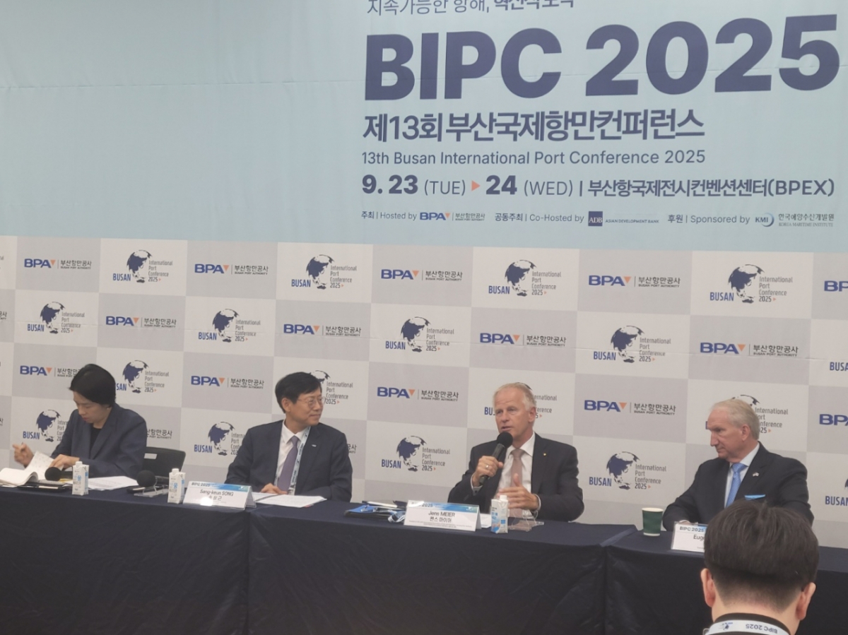 송상근 BPA 사장(왼쪽에서 2번째)이 23일 부산항만여객터미널에서 열린 부산국제항만컨퍼런스에서 옌스 마이어 국제항만협회(IAPH) 총재 및 함부르크항만공사 사장 등 세계 항만 리더들과 언론 인터뷰를 진행하고 있다. /사진=오세중 기자.