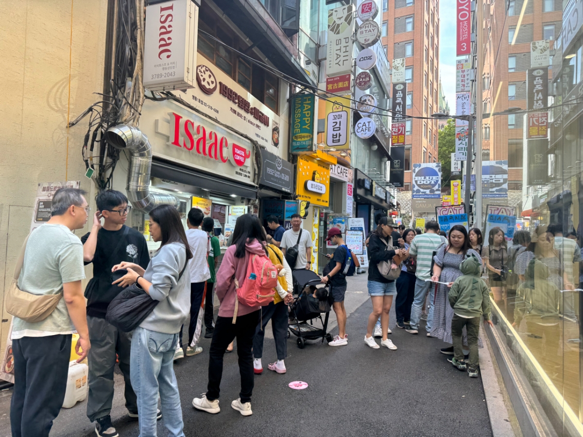 23일 오전 서울 중구 명동의 한 골목길에서 관광객들이 모인 모습./사진=최문혁 기자.
