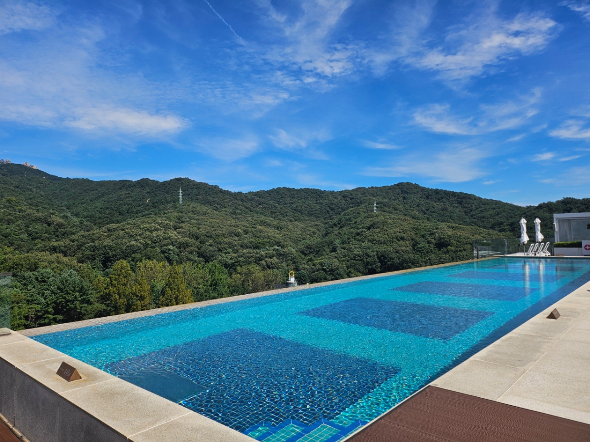 한화호텔앤드리조트 안토 인피니티 풀 풍경/사진=김온유 기자