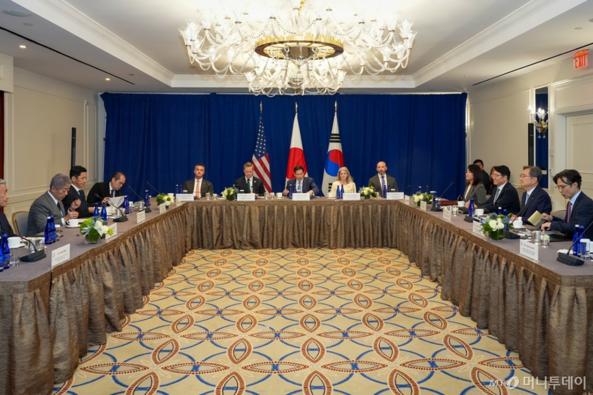 (서울=뉴스1) = 조현 외교부 장관이 22일(현지시간) 미국 뉴욕에서 열린 한미일 외교장관 회의에서 마르코 루비오 미국 국무장관, 이와야 다케시 일본 외무대신과 한미일 3국 간 경제안보 협력 증진 방안 등에 대해 논의하고 있다. (외교부 제공. 재판매 및 DB 금지) 2025.9.23/뉴스1  Copyright © 뉴스1. All rights reserved. 무단 전재 및 재배포,  AI학습 이용 금지. 