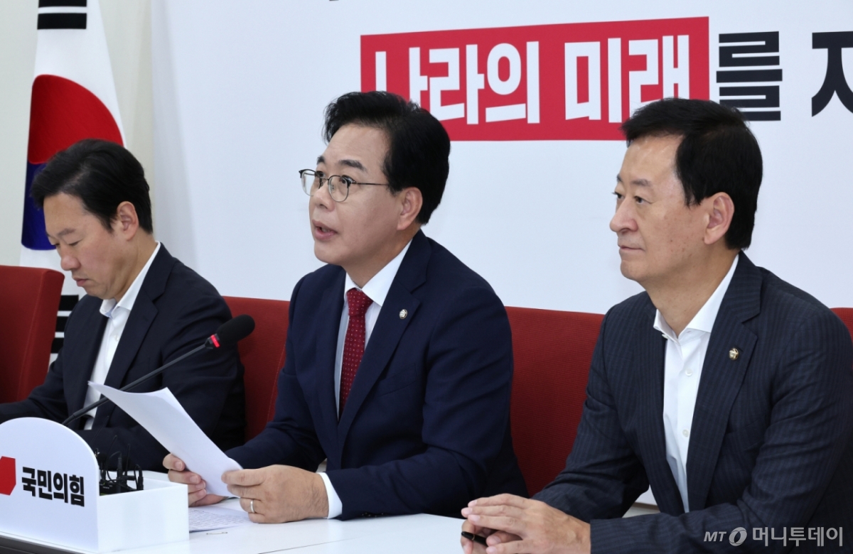 [서울=뉴시스] 김금보 기자 = 송언석 국민의힘 원내대표가 23일 오후 서울 여의도 국회에서 열린 취임 100일 기자회견에서 발언을 하고 있다. 2025.09.23. kgb@newsis.com /사진=김금보