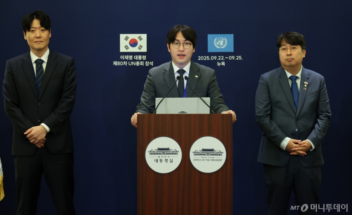 [뉴욕=뉴시스] 최동준 기자 = 하정우 AI미래기획수석이 22일(현지 시간) 미국 뉴욕의 한 호텔 한국프레스센터에서 이재명 대통령의 세계경제포럼 의장 접견 관련 브리핑을 하고 있다. 왼쪽부터 김우창 국가AI정책비서관, 하 수석, 차지호 더불어민주당 의원. 2025.09.23. photocdj@newsis.com /사진=