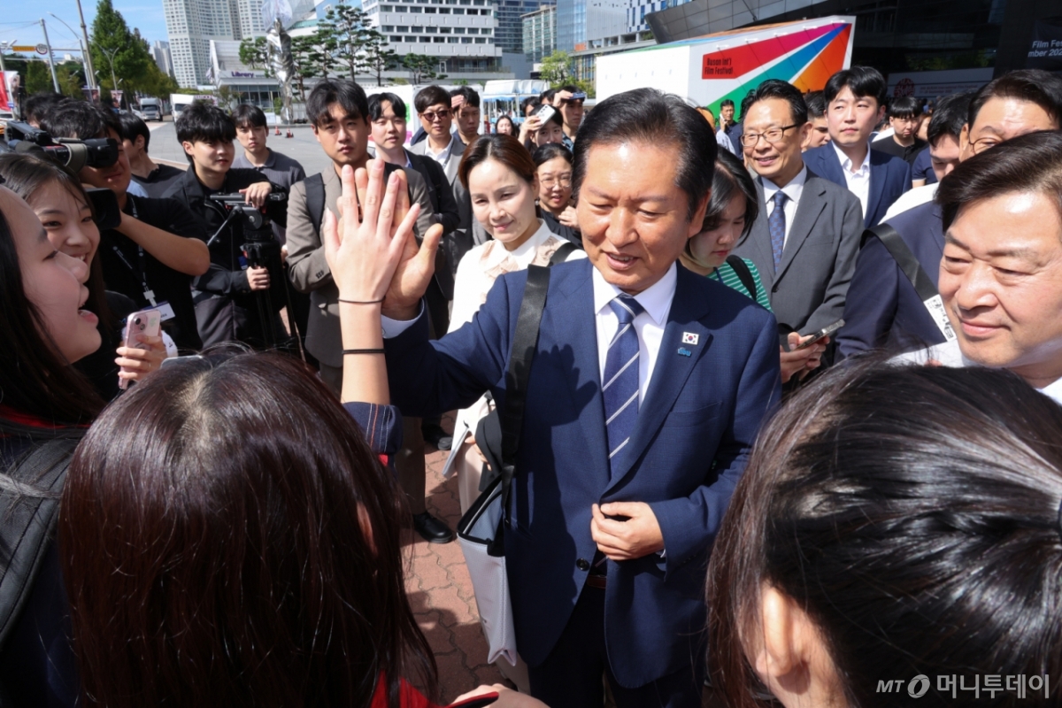 (부산=뉴스1) 신웅수 기자 = 정청래 더불어민주당 대표가 23일 오후 부산 해운대구 부산국제영화제 현장을 찾아 학생들과 인사하고 있다.  2025.9.23/뉴스1  Copyright © 뉴스1. All rights reserved. 무단 전재 및 재배포,  AI학습 이용 금지. /사진=(부산=뉴스1) 신웅수 기자