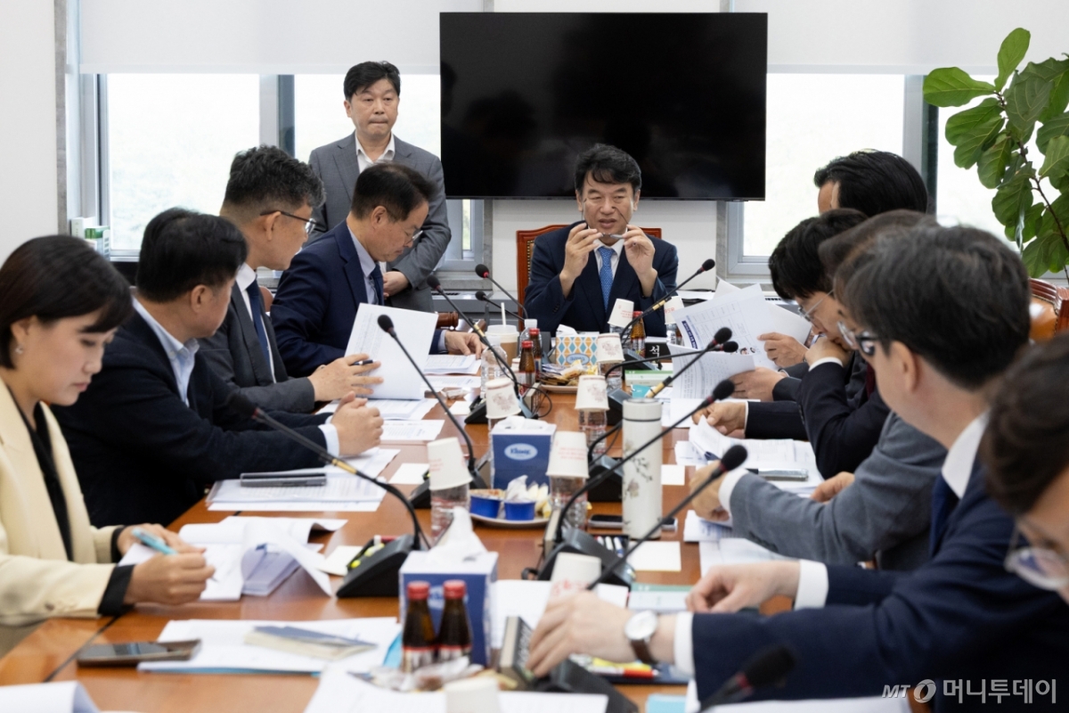 (서울=뉴스1) 이승배 기자 = 문진석 국회 운영개선소위원장이 23일 서울 여의도 국회에서 제429회국회(정기회) 국회 운영위원회 제1차 국회운영개선소위원회를 주재하고 있다. 2025.9.23/뉴스1 Copyright © 뉴스1. All rights reserved. 무단 전재 및 재배포, AI학습 이용 금지. /사진=(서울=뉴스1) 이승배 기자