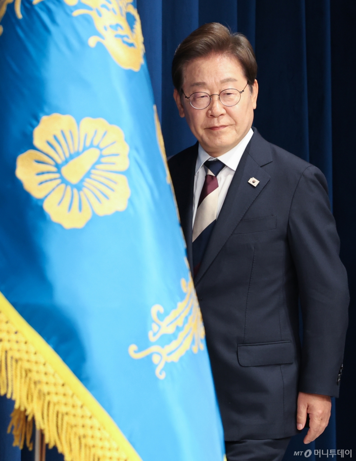 (서울=뉴스1) 허경 기자 = 이재명 대통령이 4일 서울 용산구 대통령실 청사 브리핑룸에서 국무총리와 국정원장, 대통령 비서실장 등 인선발표를 하기 위해 입장하고 있다. 국무총리 후보자로는 김민석 국회의원, 국정원장 후보자로는 이종석 전 통일부장관이 지명됐다. 대통령 비서실장으로는 강훈식 국회의원, 안보실장에는 위성락 국회의원이 임명됐고, 경호처장은 황인권 전 육군 대장, 대변인은 강유정 국회의원이 임명됐다. 2025.6.4/뉴스1 Copyright © 뉴스1. All rights reserved. 무단 전재 및 재배포, AI학습 이용 금지. /사진=(서울=뉴스1) 허경 기자