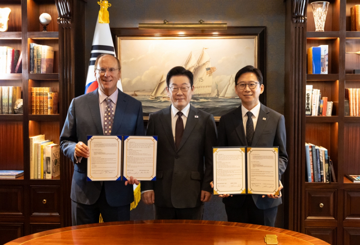 [뉴욕=뉴시스] 최동준 기자 = 이재명 대통령이 22일(현지 시간) 미국 뉴욕의 한 호텔에서 배경훈 과학기술정보통신부 장관과 세계경제포럼 의장인 래리 핑크 블랙록 회장의 AI 산업 글로벌 협력을 위한 MOU 체결 때 함께 기념촬영을 하고 있다. (공동취재) 2025.09.23. photocdj@newsis.com /사진=최동준