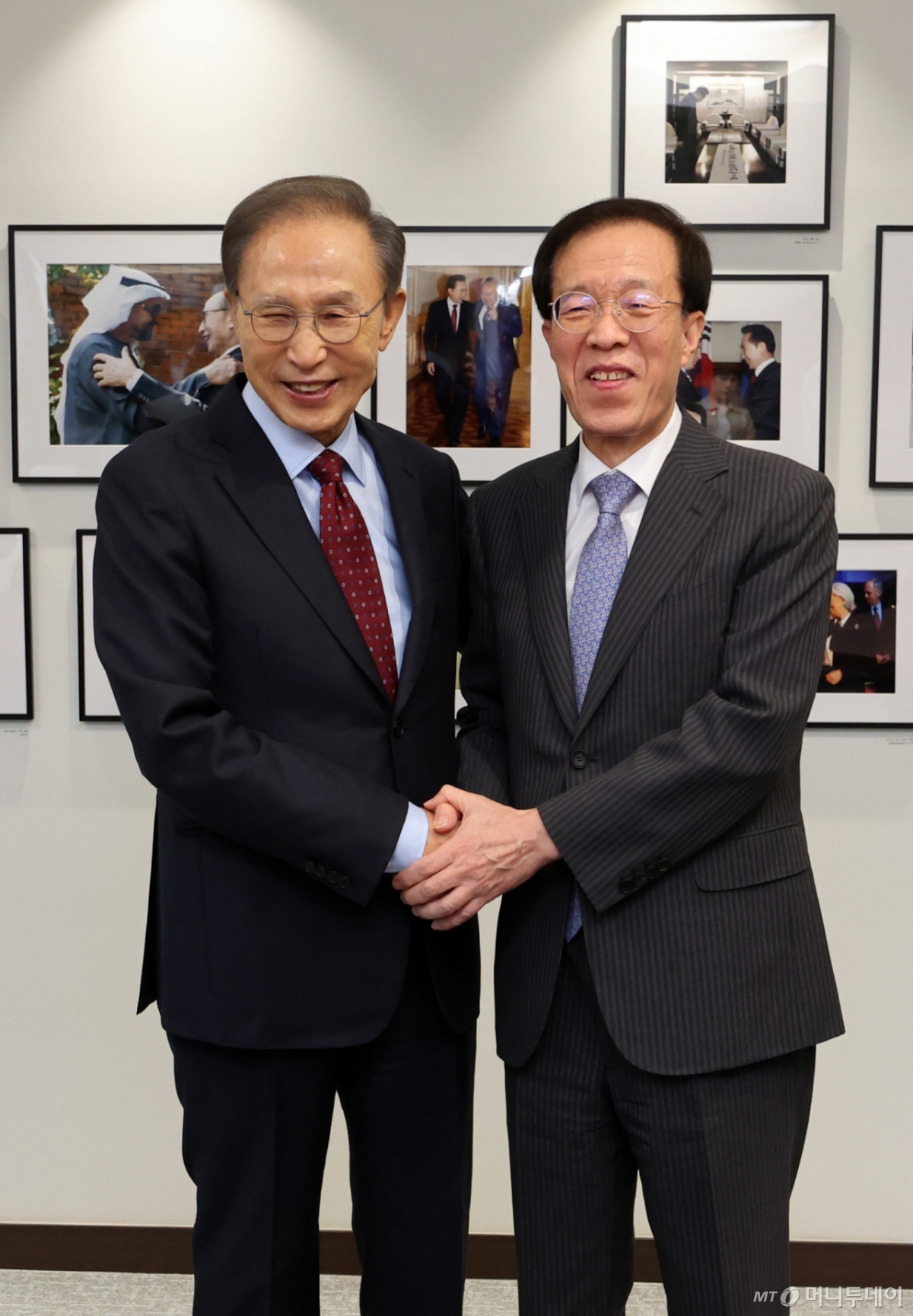 (서울=뉴스1) 김성진 기자 = 이명박 전 대통령이 23일 서울 서초구 청계재단에서 이석연 국민통합위원장과 기념촬영을 하고 있다. (공동취재) 2025.9.23/뉴스1 Copyright © 뉴스1. All rights reserved. 무단 전재 및 재배포, AI학습 이용 금지. /사진=(서울=뉴스1) 김성진 기자