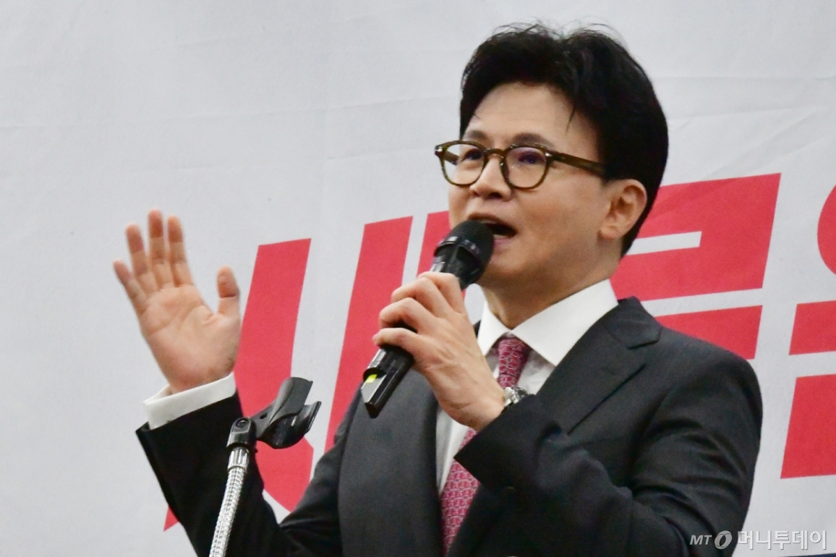 [광주=뉴시스] 이현행 기자 = 한동훈 전 국민의힘 대표가 11일 오후 광주 서구 홀리데이인호텔에서 열린 김화진 국힘 전남도당위원장 취임식에 참석해 축사하고 있다. 2025.08.11. lhh@newsis.com /사진=이현행