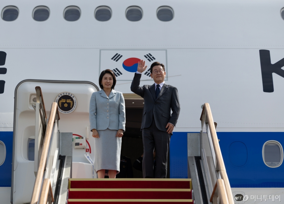 (서울=뉴스1) 허경 기자 = 이재명 대통령과 김혜경 여사가 미국 뉴욕에서 열리는 제80차 유엔총회 참석을 위해 지난 22일 경기도 성남 서울공항을 통해 출국하며 인사하고 있다. (대통령실 제공. 재판매 및 DB 금지) 2025.9.23/뉴스1  Copyright © 뉴스1. All rights reserved. 무단 전재 및 재배포,  AI학습 이용 금지. /사진=(서울=뉴스1) 허경 기자