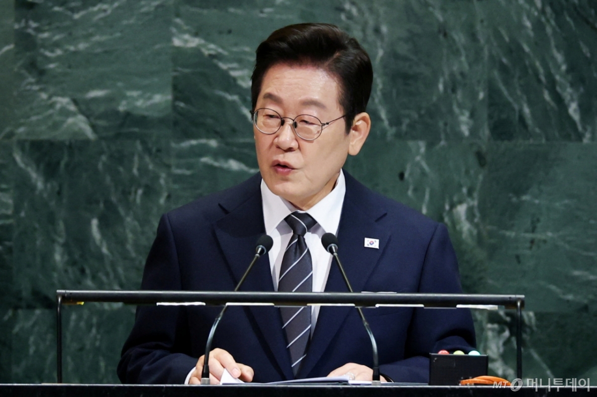 (로이터=뉴스1) 황기선 기자 = 이재명 대통령이 23일(현지시간) 미국 뉴욕 유엔 본부에서 열린 제80차 유엔 총회에서 기조연설을하고 있다.  ⓒ 로이터=뉴스1  Copyright © 뉴스1. All rights reserved. 무단 전재 및 재배포,  AI학습 이용 금지. /사진=(로이터=뉴스1) 황기선 기자