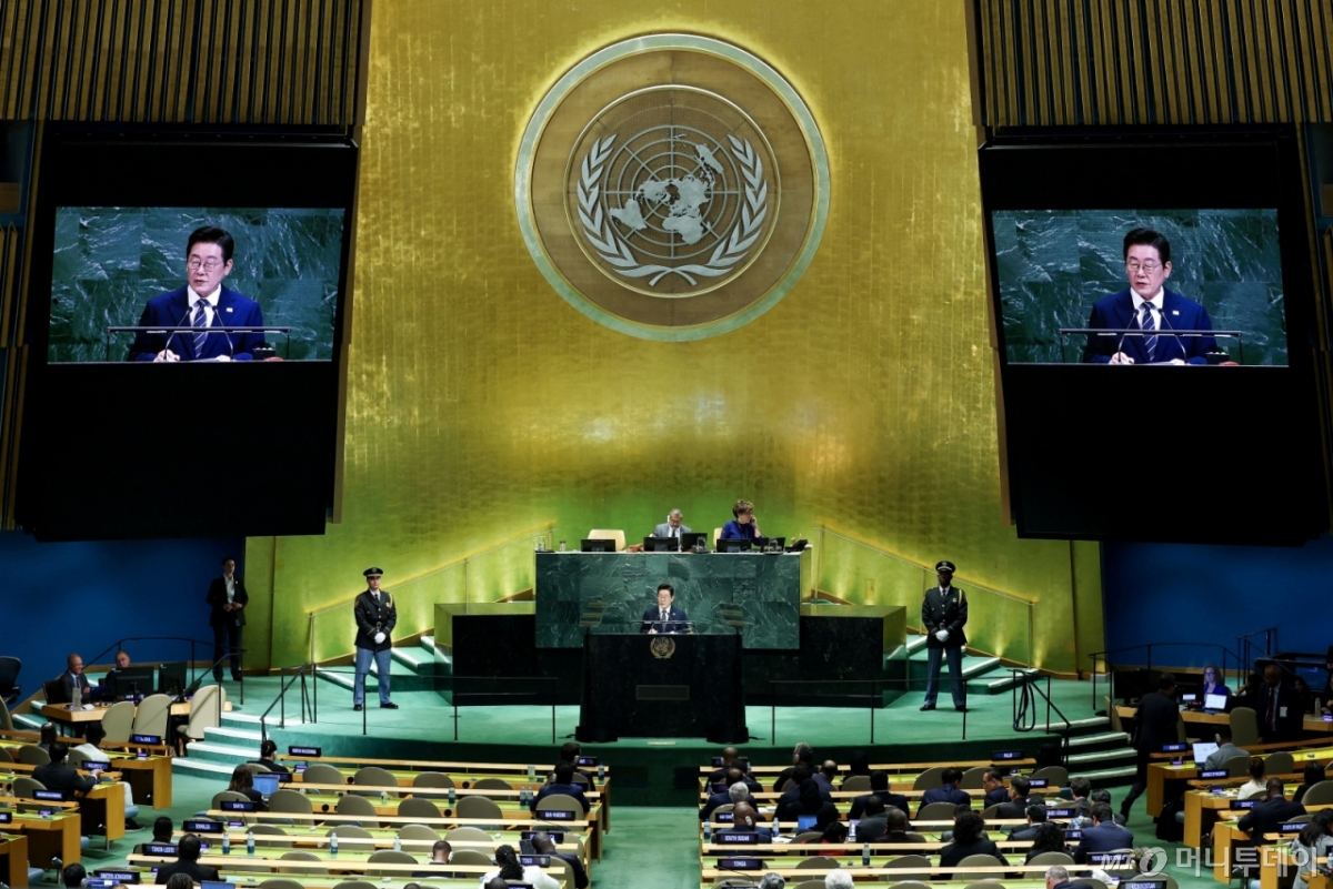 (로이터=뉴스1) 황기선 기자 = 이재명 대통령이 23일(현지시간) 미국 뉴욕 유엔 본부에서 열린 제80차 유엔 총회에서 기조연설을하고 있다.  ⓒ 로이터=뉴스1  Copyright © 뉴스1. All rights reserved. 무단 전재 및 재배포,  AI학습 이용 금지. /사진=(로이터=뉴스1) 황기선 기자