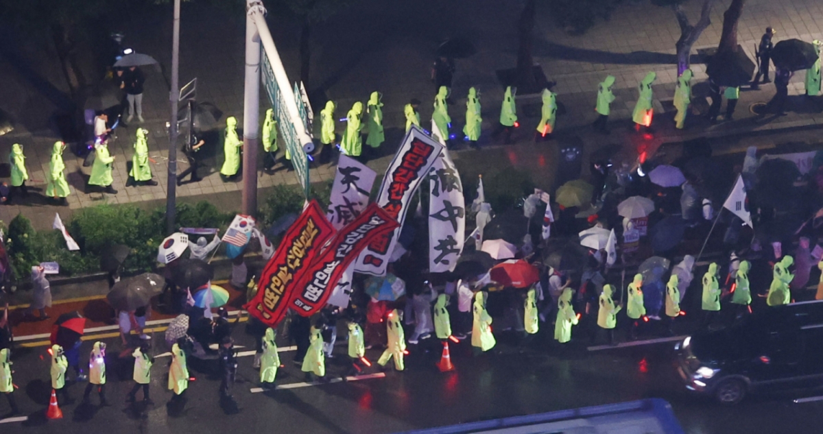  윤석열 전 대통령을 지지하는 보수 성향의 단체들이 지난 9월19일 서울 명동에서 집회가 제한되자 종각 인근에서 ‘반중 시위’ 행진을 하고 있다. /사진=뉴스1.