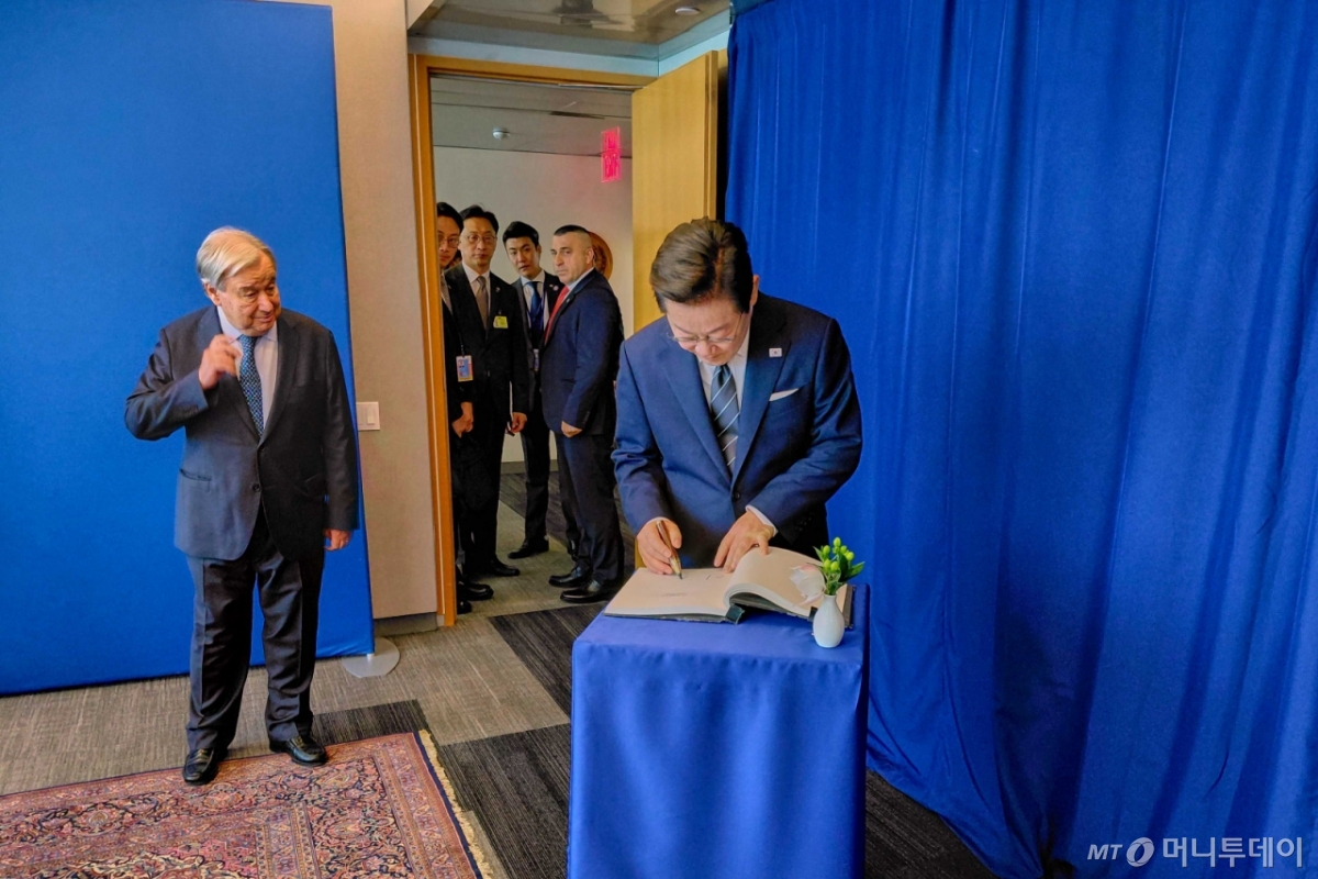 [뉴욕=뉴시스] 최동준 기자 = 이재명 대통령이 23일(현지 시간) 미국 뉴욕 유엔 본부에서 안토니우 구테흐스 유엔 사무총장과 면담에 앞서 방명록을 작성하고 있다. (공동취재) 2025.09.24. photocdj@newsis.com /사진=