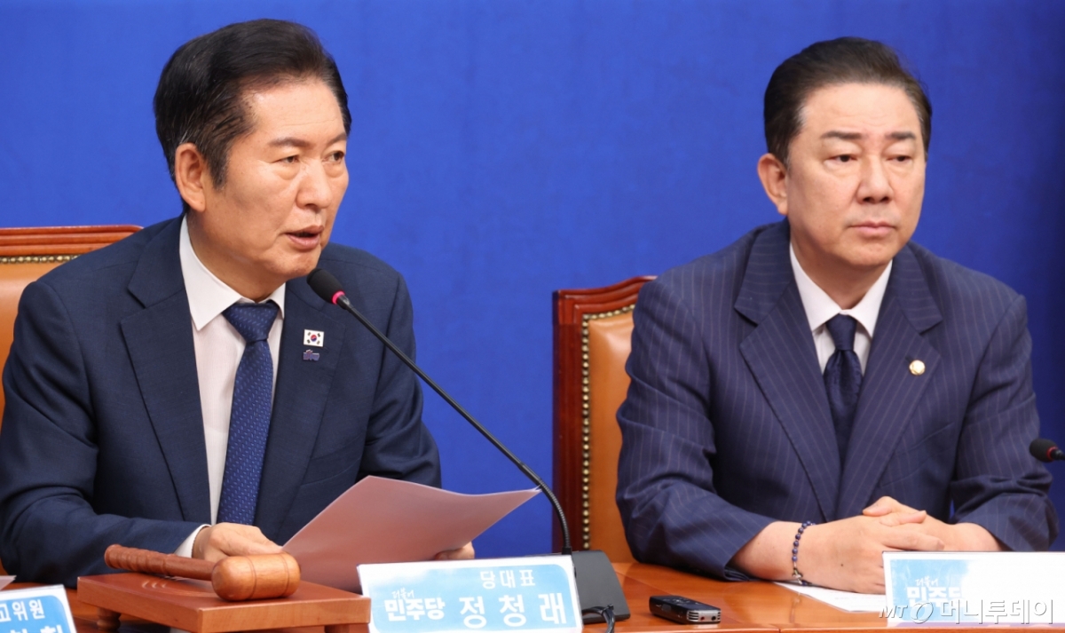 정청래 더불어민주당 대표를 비롯한 최고위원들이 24일 오전 서울 여의도 국회에서 열린 최고위원회의에서 발언을 하고 있다. 오른쪽은 김병기 원내대표./사진=뉴시스