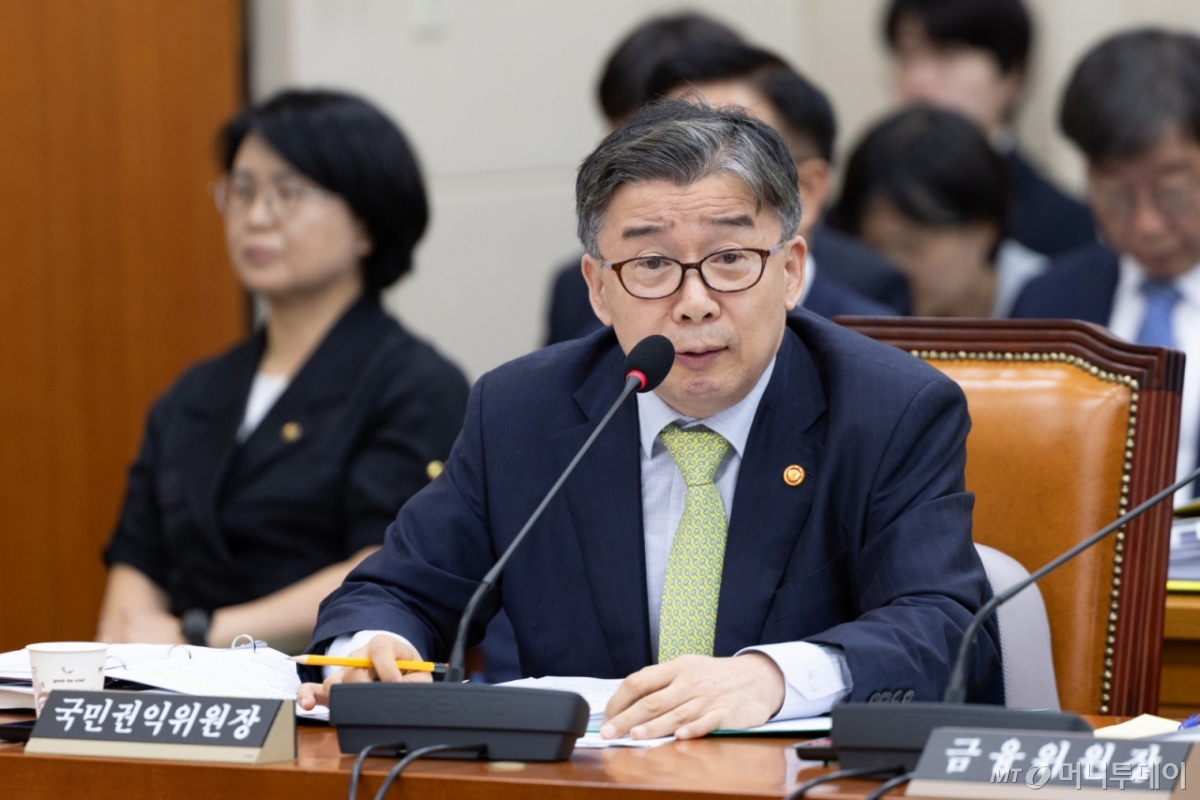 (서울=뉴스1) 이승배 기자 = 유철환 국민권익위원회 위원장이 21일 서울 여의도 국회에서 열린 국회 정무위원회 전체회의에 출석해 의원 질의에 답변하고 있다. 2025.8.21/뉴스1  Copyright © 뉴스1. All rights reserved. 무단 전재 및 재배포,  AI학습 이용 금지. /사진=(서울=뉴스1) 이승배 기자
