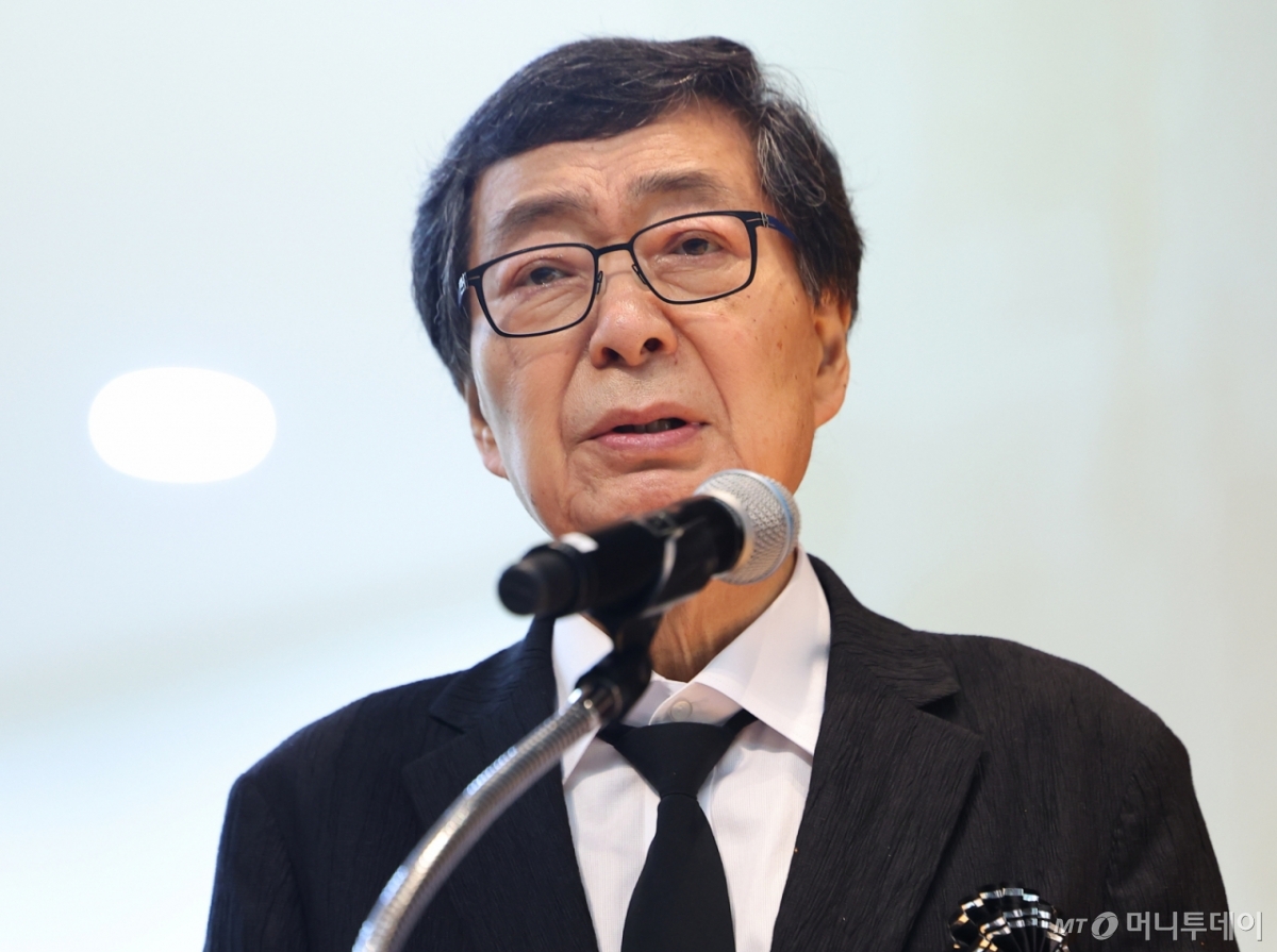 김홍업 김대중평화센터 이사장이 18일 서울 동작구 국립서울현충원 현충관에서 열린 김대중 전 대통령 서거 16주기 추모식에서 유족인사를 하고 있다./사진=뉴스1