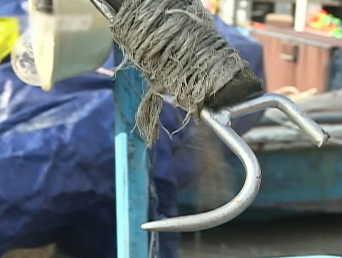 오종근이 피해자들을 바다에 빠뜨린 뒤 배에 다시 오르지 못하도록 휘두른 삿갓대. /사진=SBS '그것이 알고싶다' 유튜브 갈무리