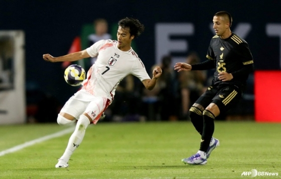 미토마 가오루(왼쪽)가 7일 오전 11시(한국시간) 미국 캘리포니아주의 오클랜드 알라메다 카운티 콜리세움에서 열린 멕시코와 친선경기에서 볼 트래핑을 시도하고 있다. /AFPBBNews=뉴스1