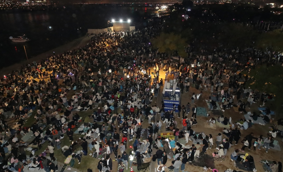 지난해 10월5일 서울 여의도 불꽃축제에 모인 시민들의 모습. /사진=뉴스1.