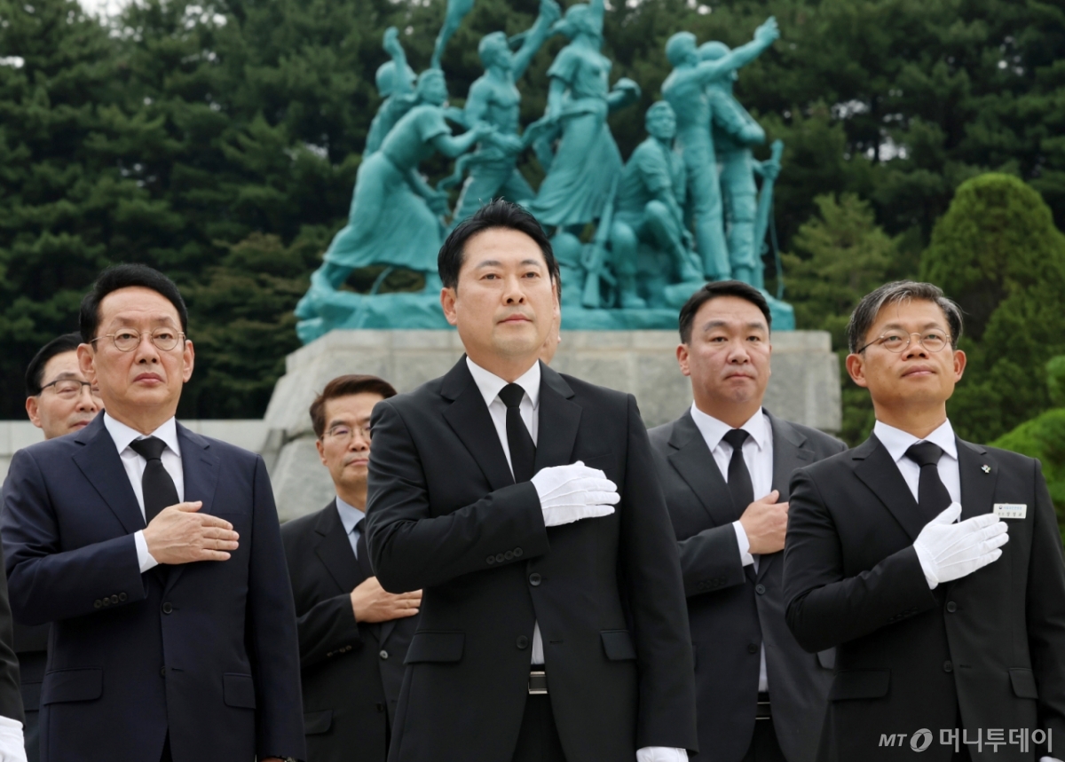 (대전=뉴스1) 김기태 기자 = 장동혁 국민의힘 당대표가 24일 대전 유성구 국립대전현충원 현충탑을 참배를 마치고 국기에 대한 경례를 하고 있다. 2025.9.24/뉴스1 Copyright © 뉴스1. All rights reserved. 무단 전재 및 재배포, AI학습 이용 금지. /사진=(대전=뉴스1) 김기태 기자