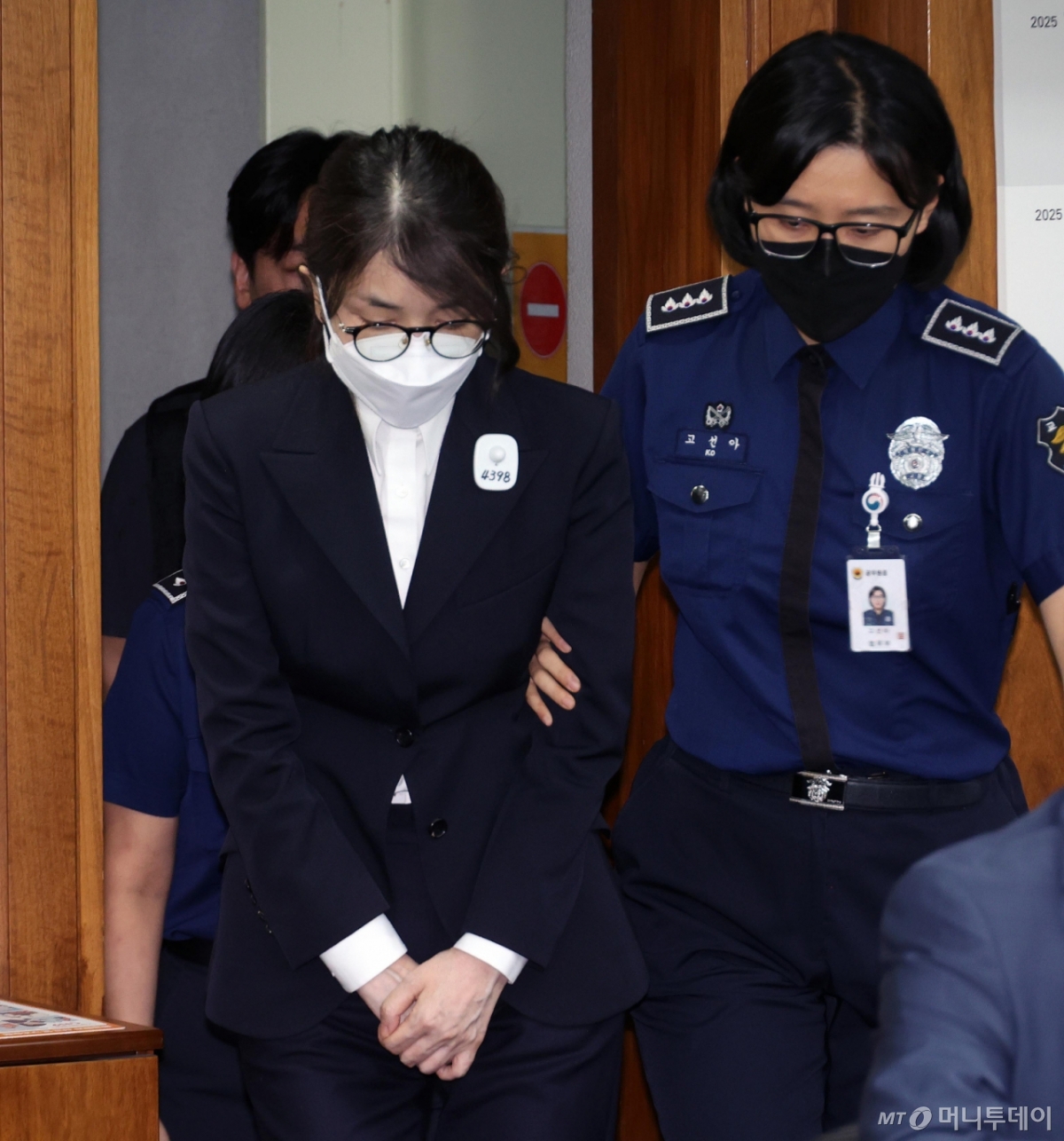 도이치모터스 주가조작과 명태균 공천개입, 통일교 청탁·뇌물 수수 의혹 혐의 등으로 구속기소 된 김건희 여사가 24일 오후 서울 서초구 서울중앙지방법원에서 열린 첫 재판에 출석하고 있다. 2025.09.24./사진=뉴시스(사진공동취재단)