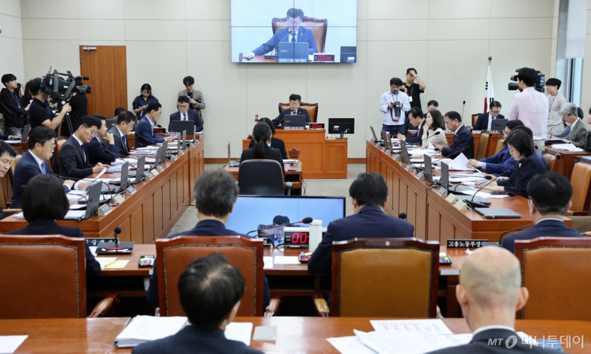 (서울=뉴스1) 신웅수 기자 = 안호영 국회 환경노동위원회 위원장이 19일 오전 서울 여의도 국회에서 열린 환노위 전체회의에서 의사봉을 두드리고 있다. 2025.9.19/뉴스1 Copyright © 뉴스1. All rights reserved. 무단 전재 및 재배포, AI학습 이용 금지. /사진=(서울=뉴스1) 신웅수 기자