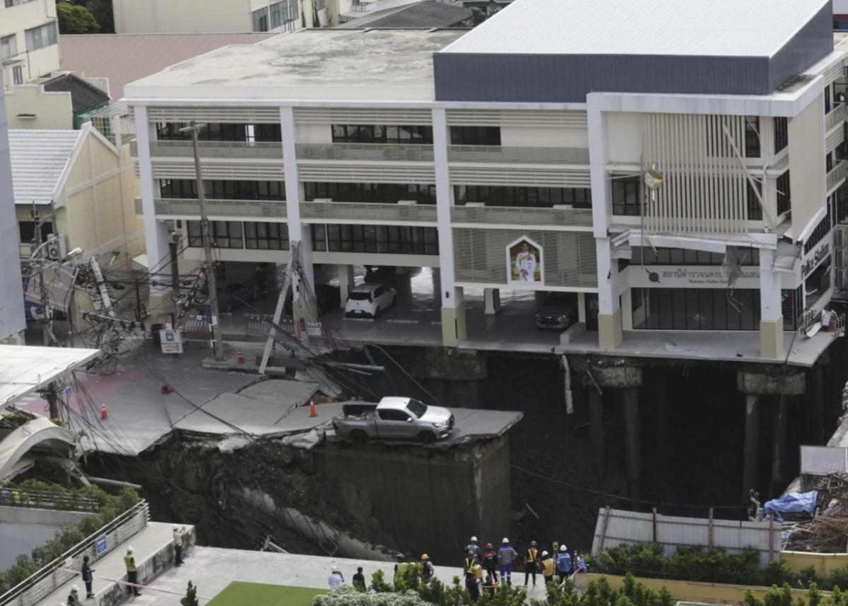 태국 수도 방콕에서 50m 깊이의 대형 싱크홀이 발생해 교통이 마비됐다./사진=AP