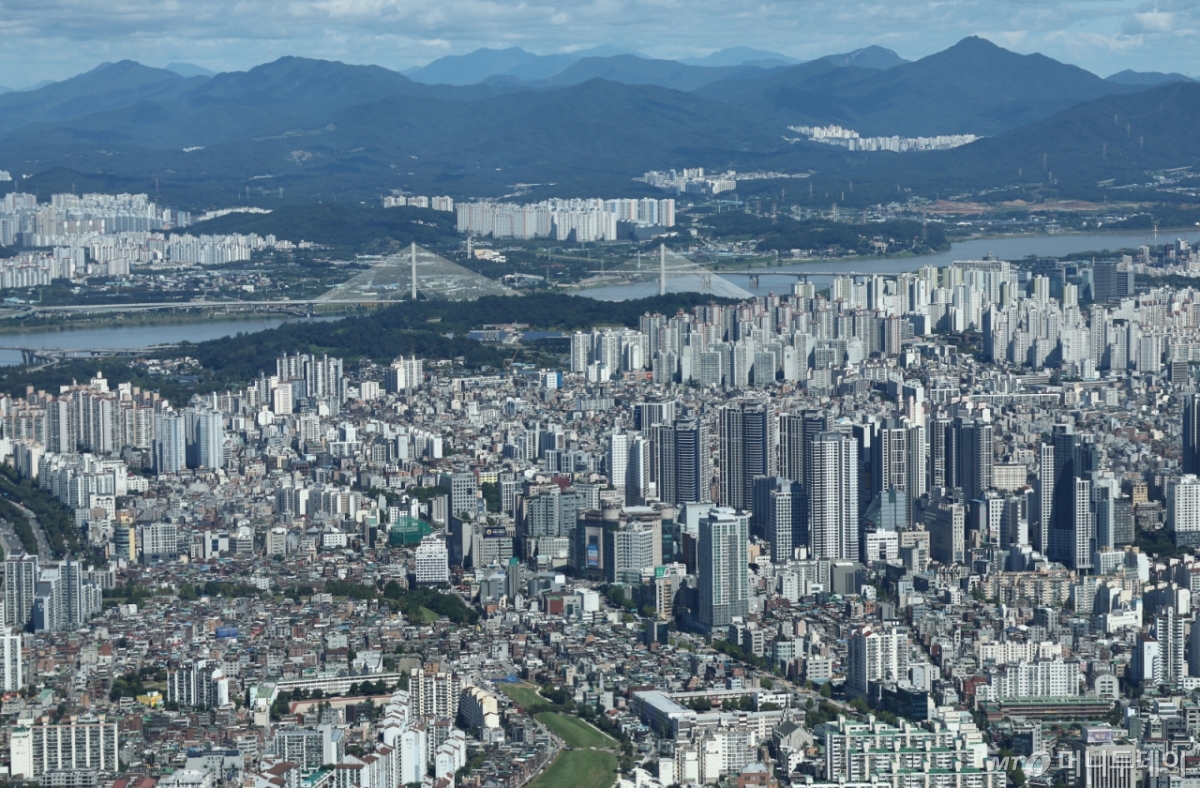 (서울=뉴스1) 김민지 기자 = 서울 거주민의 경기도 아파트 매입 건수가 3개월 연속 3000건을 넘어서며 수도권 외곽으로 확산세가 뚜렷해지고 있다.   21일 법원 등기정보광장에 따르면 19일 기준 지난달 경기도 집합건물을 매수한 서울 거주자는 총 3463명으로, 전월(3349명) 대비 3.4% 늘어난 것으로 집계됐다.   8월 거래분의 신고 기한이 이달 말까지인 점을 고려하면 최종 수치는 더 높아질 가능성이 크다.  사진은 이날 오후 서울 송파구 서울스카이 전망대에서 바라본 하남 일대 모습. 2025.9.21/뉴스1  Copyright © 뉴스1. All rights reserved. 무단 전재 및 재배포,  AI학습 이용 금지. /사진=(서울=뉴스1) 김민지 기자