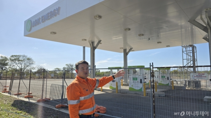 지난 12일 오후(현지시간) 호주 퀸즐랜드주 타운즈빌. 고려아연의 호주 계열사 '아크 에너지'(Ark Energy)의 최주원 대표. 최근 가동준비를 마친 그린수소 생산시설 '썬HQ'에 대해 설명하고 있는 모습. /사진=김도균