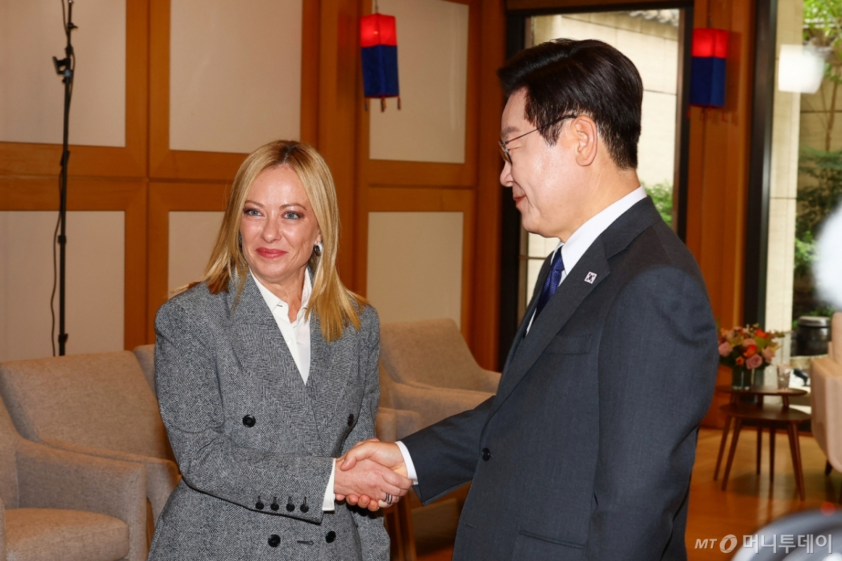 [뉴욕=뉴시스] 최동준 기자 = 이재명 대통령과 조르자 멜로니 이탈리아 총리가 24일(현지 시간) 미국 뉴욕 주유엔 대한민국 대표부에서 한-이탈리아 정상회담에 앞서 인사하고 있다. 2025.09.24. photocdj@newsis.com /사진=