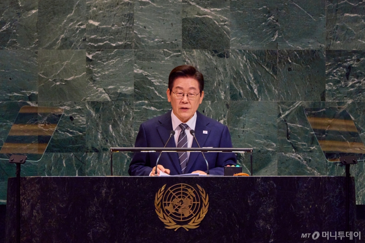 [뉴욕=뉴시스] 최동준 기자 = 이재명 대통령이 23일(현지 시간) 미국 뉴욕 유엔 본부에서 열린 제80차 유엔 총회에서 기조연설을 하고 있다. (공동취재) 2025.09.24. photocdj@newsis.com /사진=