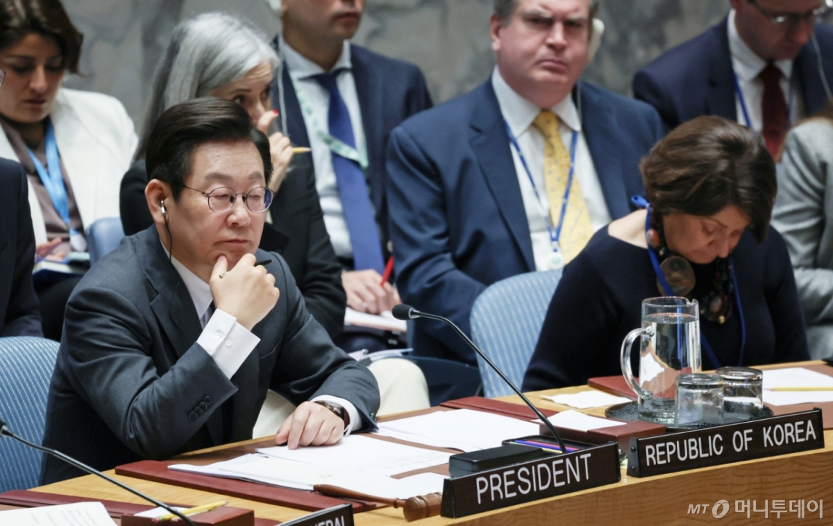 [뉴욕=뉴시스] 최동준 기자 = 이재명 대통령이 24일(현지 시간) 미국 뉴욕 유엔본부에서 열린 안전보장이사회에서 의장 자격으로 공개 토의를 주재하며 참석자 발언을 듣고 있다. 2025.09.25. photocdj@newsis.com /사진=최동준