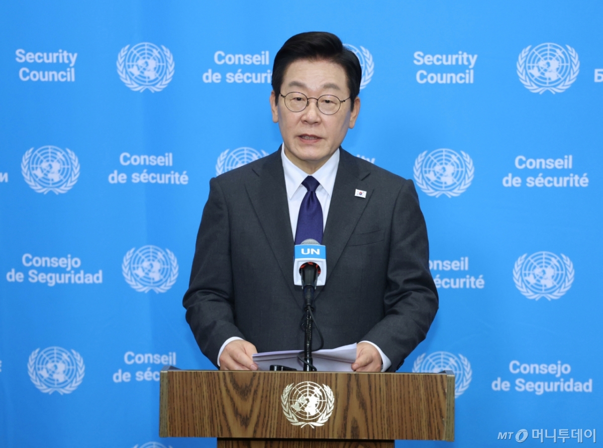 [뉴욕=뉴시스] 최동준 기자 = 이재명 대통령이 24일(현지시간) 미국 뉴욕 유엔본부에서 안전보장이사회 의장 자격으로 공개 토의에 앞서 약식 브리핑을 하고 있다. 2025.09.25. photocdj@newsis.com /사진=