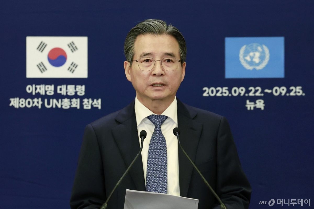 [뉴욕=뉴시스] 최동준 기자 = 김용범 정책실장이 24일(현지 시간) 미국 뉴욕의 한 호텔 한국 프레스센터에서 이재명 대통령의 스콧 베센트 미국 재무장관 면담 관련 브리핑을 하고 있다. 2025.09.25. photocdj@newsis.com /사진=최동준