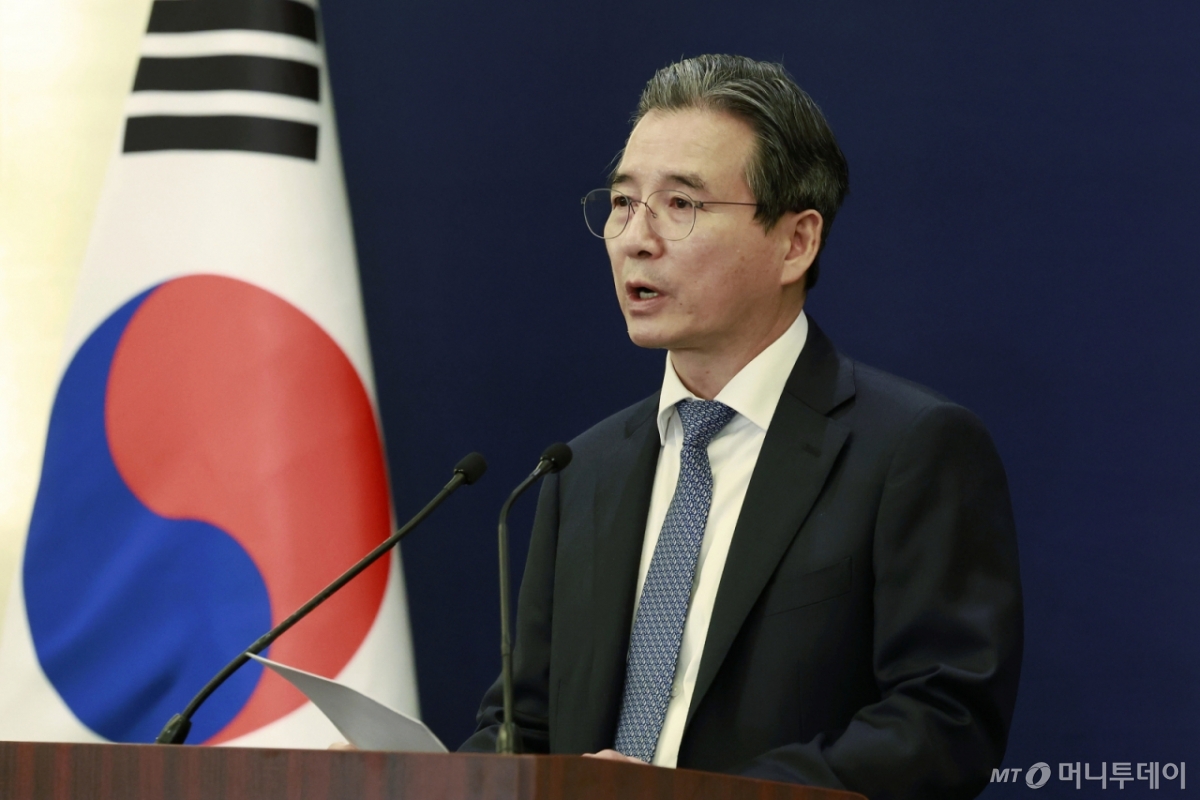 [뉴욕=뉴시스] 최동준 기자 = 김용범 정책실장이 24일(현지 시간) 미국 뉴욕의 한 호텔 한국 프레스센터에서 이재명 대통령의 스콧 베센트 미국 재무장관 면담 관련 브리핑을 하고 있다. 2025.09.25. photocdj@newsis.com /사진=최동준