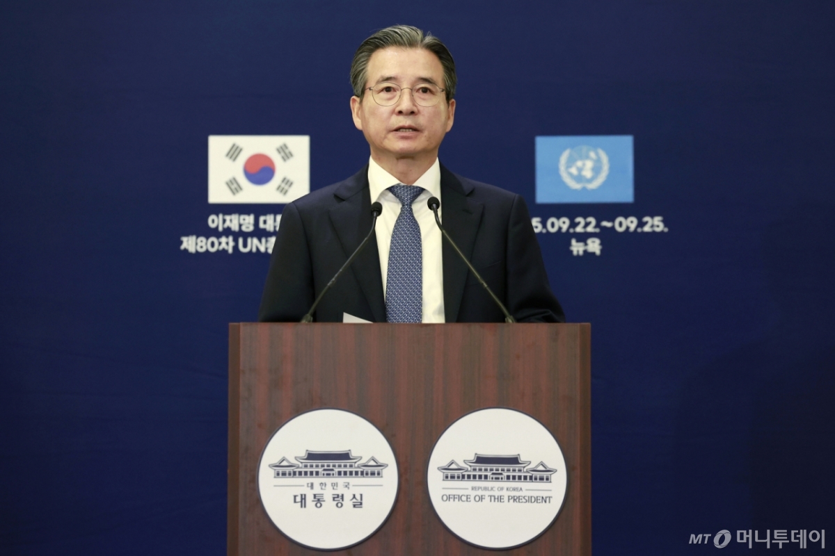 [뉴욕=뉴시스] 최동준 기자 = 김용범 정책실장이 24일(현지 시간) 미국 뉴욕의 한 호텔 한국 프레스센터에서 이재명 대통령의 스콧 베센트 미국 재무장관 면담 관련 브리핑을 하고 있다. 2025.09.25. photocdj@newsis.com /사진=최동준