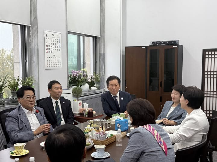 왼쪽부터 시계방향으로 박지원 더불어민주당 의원, 김용민 국회 법제사법위원회 여당 간사, 정청래 민주당 대표, 추미애 국회 법제사법위원회 위원장, 전현희 민주당 의원, 서영교 민주당 의원 /사진=정청래 더불어민주당 대표 페이스북