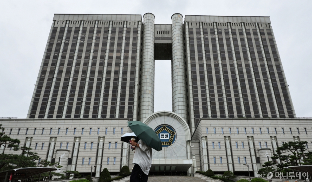 (서울=뉴스1) 장수영 기자 = 19일 서울 서초구 서울중앙지방법원의 모습.   윤석열 전 대통령은 이날 중앙지법에서 열린 ‘내란 우두머리 혐의’ 재판에 10회 연속 불출석했다. 2025.9.19/뉴스1  Copyright © 뉴스1. All rights reserved. 무단 전재 및 재배포,  AI학습 이용 금지. /사진=(서울=뉴스1) 장수영 기자