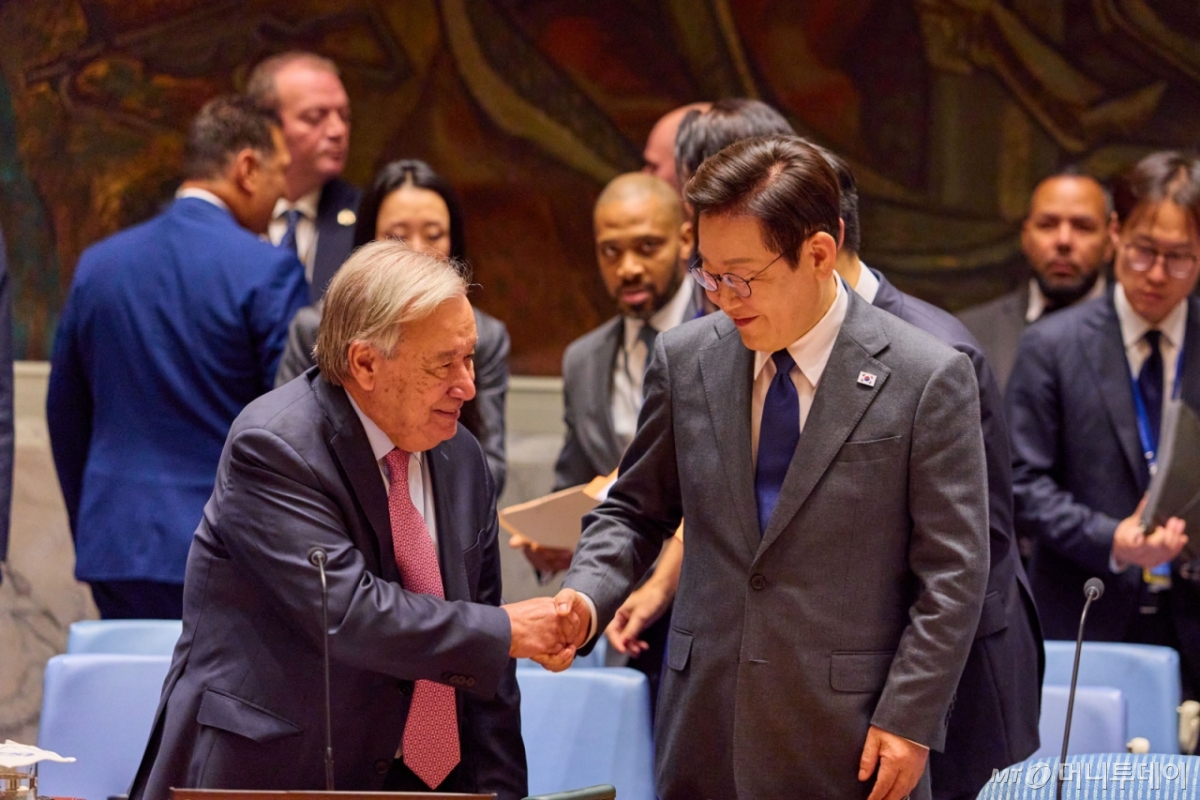 [뉴욕=뉴시스] 최동준 기자 = 이재명 대통령이 24일(현지 시간) 미국 뉴욕 유엔본부에서 열린 안전보장이사회에서 의장 자격으로 공개 토의 주재에 앞서 안토니우 구테흐스 유엔 사무총장과 인사하고 있다. (공동취재) 2025.09.25. photocdj@newsis.com /사진=