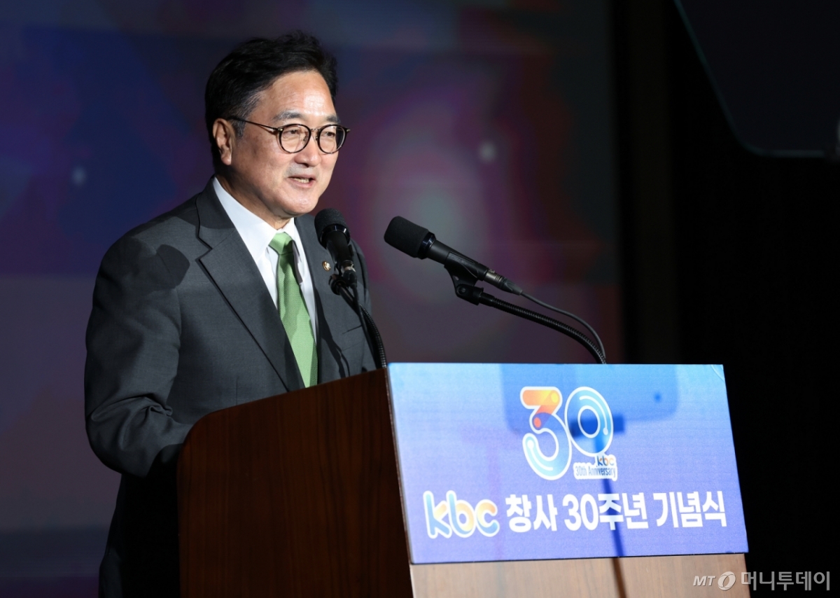 (서울=뉴스1) 오대일 기자 = 우원식 국회의장이 23일 오후 서울 여의도 페어몬트 서울호텔 그랜드볼룸에서 열린 KBC 광주방송 창사 30주년 기념식에서 축사를 하고 있다. 2025.9.23/뉴스1 Copyright © 뉴스1. All rights reserved. 무단 전재 및 재배포, AI학습 이용 금지. /사진=(서울=뉴스1) 오대일 기자