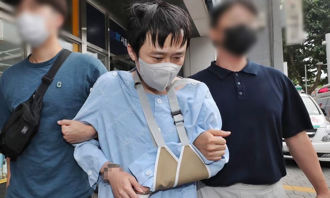 전주환이 2022년 9월 15일 서울 광진구 한 병원에서 치료를 마치고 호송되는 모습./사진=뉴스1