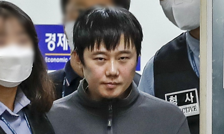 전주환이 2022년 9월 21일 서울 중구 남대문경찰서에서 검찰로 송치되는 모습./사진=뉴시스