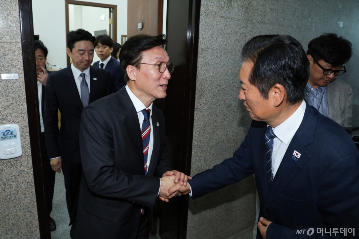(서울=뉴스1) 신웅수 기자 = 김민석 국무총리와 정청래 더불어민주당 대표, 강훈식 대통령 비서실장이 25일 서울 여의도 국회에서 열린 고위 당정대 회의를 마친 후 회의실을 나서고 있다. 2025.9.25/뉴스1  Copyright © 뉴스1. All rights reserved. 무단 전재 및 재배포,  AI학습 이용 금지. /사진=(서울=뉴스1) 신웅수 기자