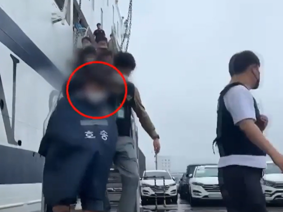 러시아에서 국내로 송환되는 일등 항해사 A씨/사진=YTN 보도화면 갈무리