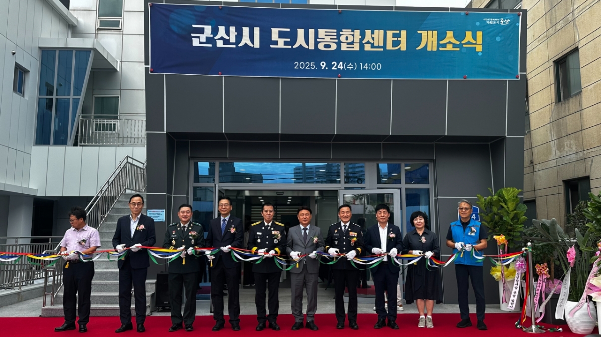 사진 왼쪽부터 도로교통공단 안전시설부장 강규동, 자동차융합기술원 원장 오양섭, 9585부대 군산대대 대대장 김용희, 한국산업단지공단 전북지역본부장 문문철, 군산소방서 소방서장 김현철, 군산시장 강임준,군산경찰서 경찰서장 김현익, 군산교육지원청 교육장 이성기 군산경영자협의회 회장 김경희, 군산시공무원노동조합 위원장 박덕하./사진=산단공 제공