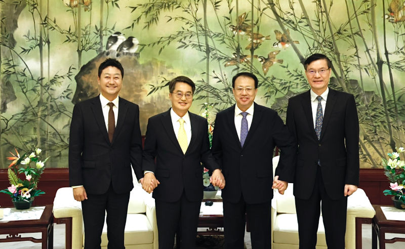 지난 25일 오후 상하이시정부에서 열린 상하이시 지도부 면담 및 우호협력 체결식에서 김진경 경기도의회 의장, 김동연 경기도지사,  궁정 상하이시 시장 및 관계자(왼쪽브터)가 기념촬영을 하고있다./사진제공=경기도